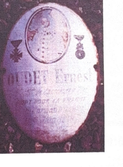Le médaillon de sa tombe