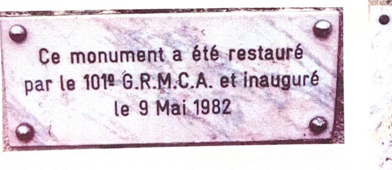 Plaque : monument restauré par le 101e GRMCA, inauguré le 9 mai 1982